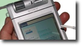 Foto di un palmare Sony Cliè che visualizza un sito creato con MCMS.